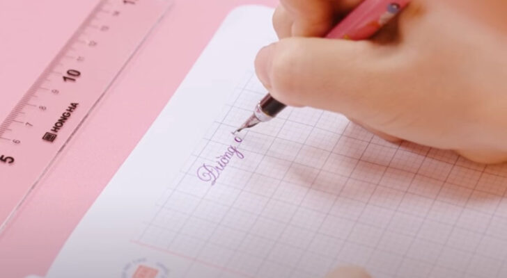 Dạy bé cầm bút đúng